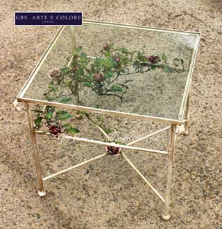 Petit table avec des roses en fer forgé