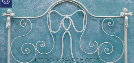 Letto Grande Fiocco. tempera bianca in ferro battuto