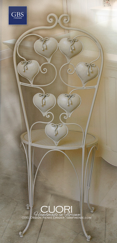 Sedia di Cuori di GBS. Ferro battuto e decorato a mano. Smalto bianco panna. Design: Renee Danzer