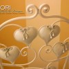 Sedia di Cuori (dettaglio). Seduta rotonda, schienale con sette cuori e fiocchi di corda