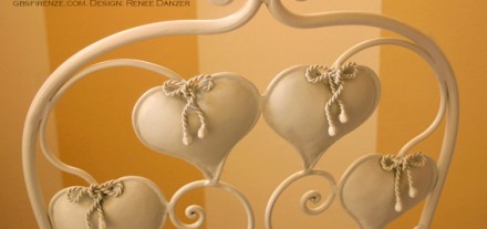 Sedia di Cuori (dettaglio). Seduta rotonda, schienale con sette cuori e fiocchi di corda