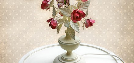 Tavolino Portavoliera con Rose - Camera romantica - Comodino