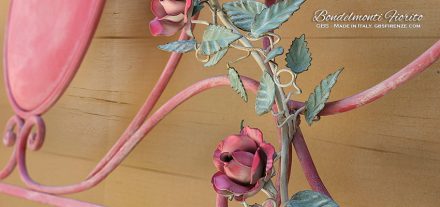 Letto Bondelmonti Fiorito. Dettaglio testiera. Ferro battuto e decorato a mano. Rose rampicanti.