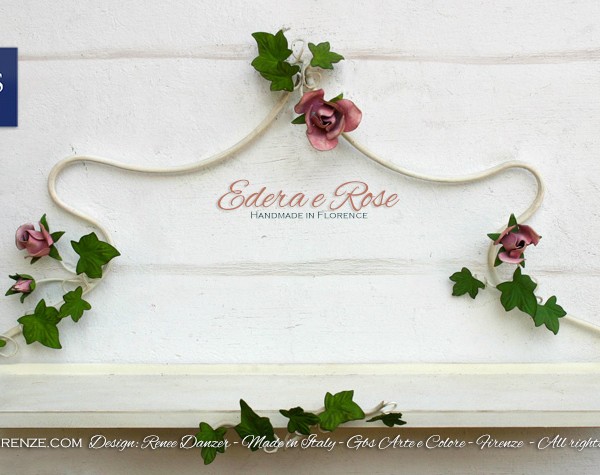 Bagno Country Chic. Mensola e struttura in tempera bianca, edera rampicante e rose con colori naturali