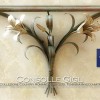 Consolle - Mensola in ferro battuto. Gigli bianchi in tempera. Country e Country Chic di GBS