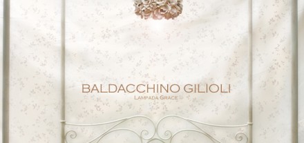 Letto Gilioli Bianco, con baldacchino e lampada sospensione Grace di Rose. Camera Romantica