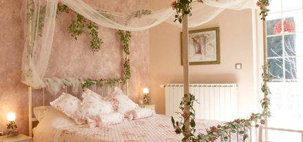 Letto Matrimoniale Romantico, King Size, con Baldacchino, Grande Cuore centrale con Cascata di Rose.
