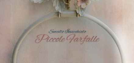 Country Bathroom. Bagno Piccole Farfalle. Portasciugamani da parete in ferro battuto, con anello rotondo.