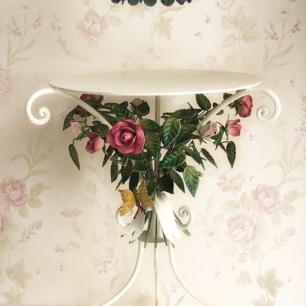 Tavolo portavoliera con Rose. Lampada Sospensione Bonbon Lamp. Design Gianni Cresci. GBS Made in Florence