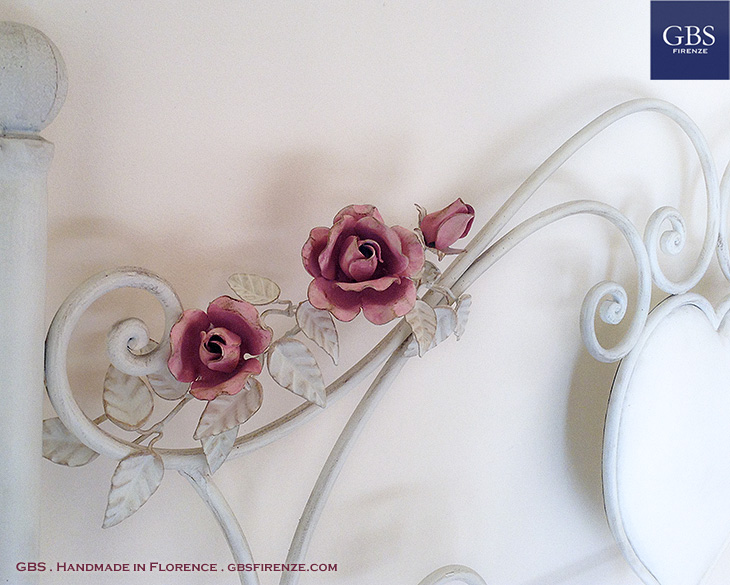 Cuore Gilioli Fiorito. Tailor-made wrought iron bed. With Climbing Roses.